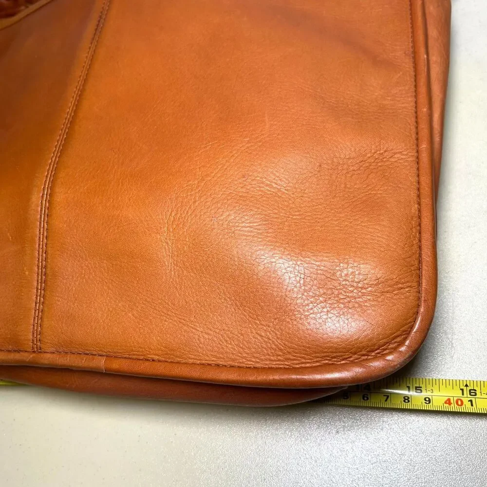 Le Donne Leather Messenger Bag, crafted from Colombian Vaquetta leather